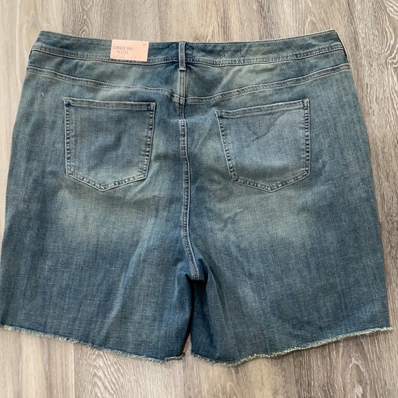 NYDJ Curves 360 shorts - Picture 2 of 6